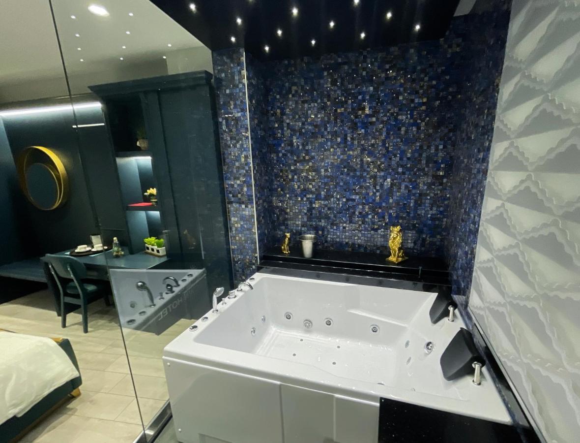 White Crown Hotel Kamez Екстер'єр фото